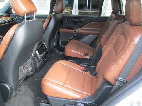 Used 2022 Lincoln Aviator Reserve image 6