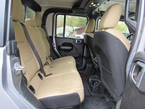 Used 2020 Jeep Gladiator Sport image 20