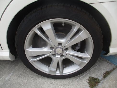 Used 2013 Mercedes-Benz E 350 4MATIC Sedan image 21