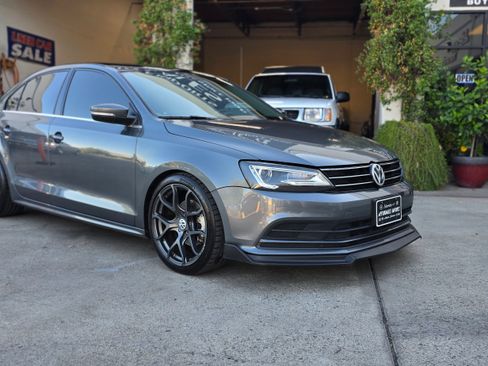 Used 2017 Volkswagen Jetta SE image 3