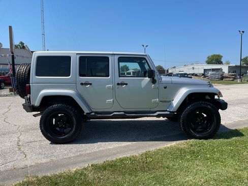 Used 2012 Jeep Wrangler Unlimited Sahara image 5