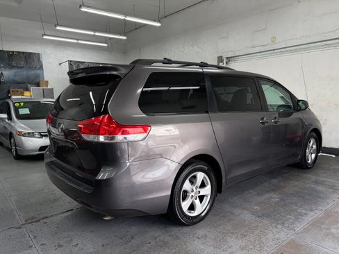 Used 2012 Toyota Sienna LE FWD image 6