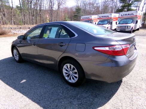 Used 2015 Toyota Camry LE image 7