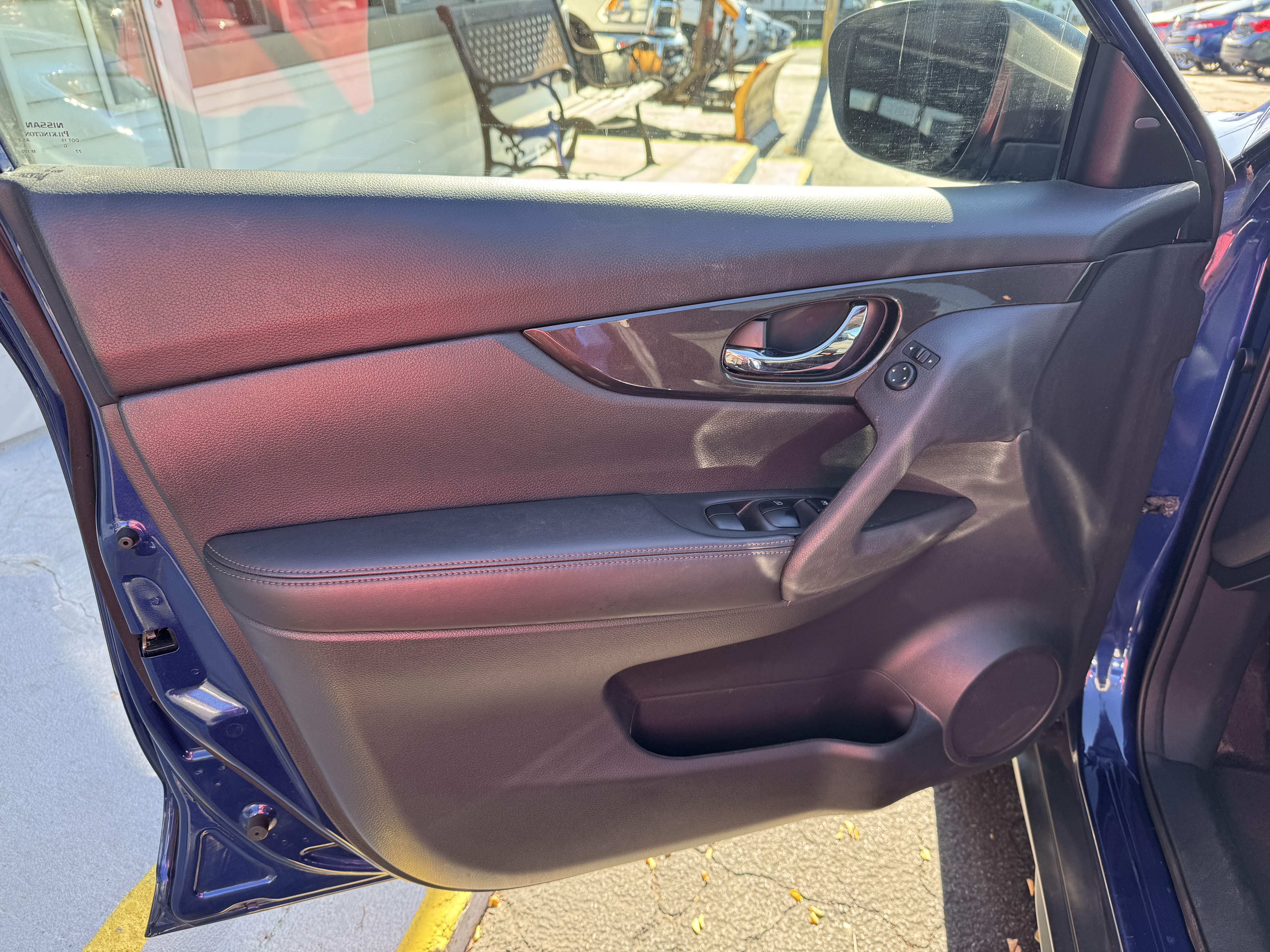 Used 2017 Nissan Rogue AWD SV image 9