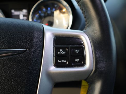 Used 2016 Chrysler Town & Country Touring image 25