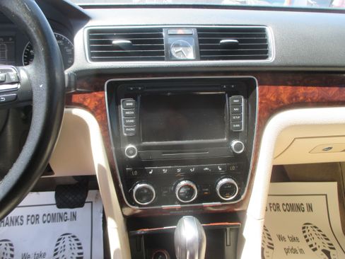 Used 2013 Volkswagen Passat 2.5 SEL FWD image 9