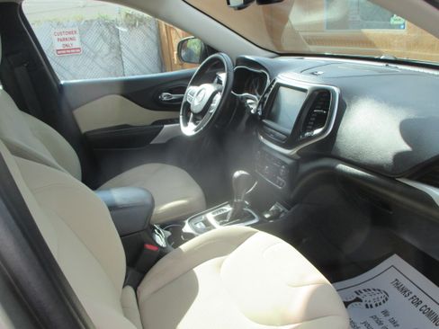 Used 2017 Jeep Cherokee Latitude Plus FWD image 4