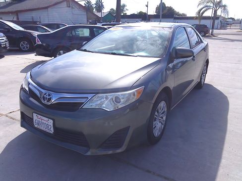 Used 2012 Toyota Camry LE image 2