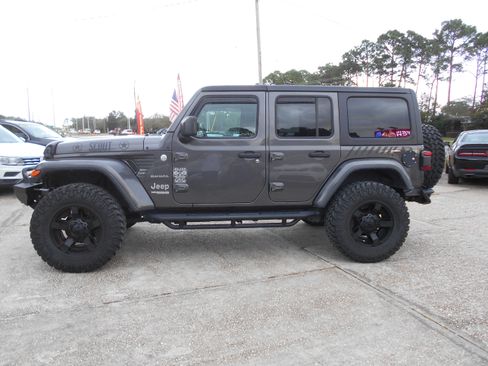 Used 2018 Jeep Wrangler Unlimited Sahara image 1