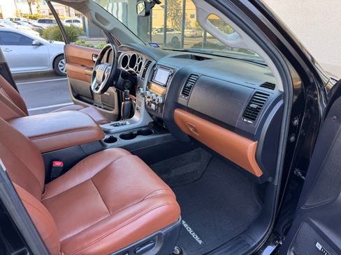 Used 2015 Toyota Sequoia Platinum image 3