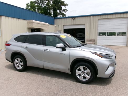 Used 2021 Toyota Highlander FWD LE Hybrid image 22