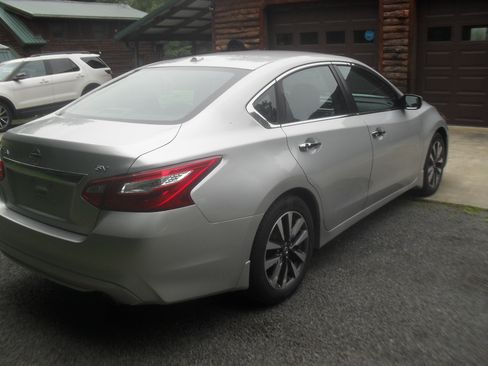 Used 2017 Nissan Altima 2.5 SV Sedan FWD image 2