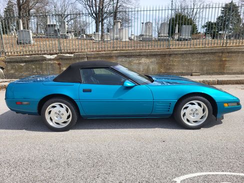 Used 1992 Chevrolet Corvette w/1LT image 2