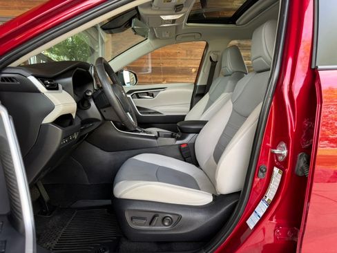 Used 2022 Toyota RAV4 AWD XLE Premium image 9