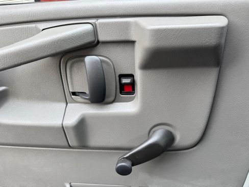 Used 2015 Chevrolet Express 3500 image 11