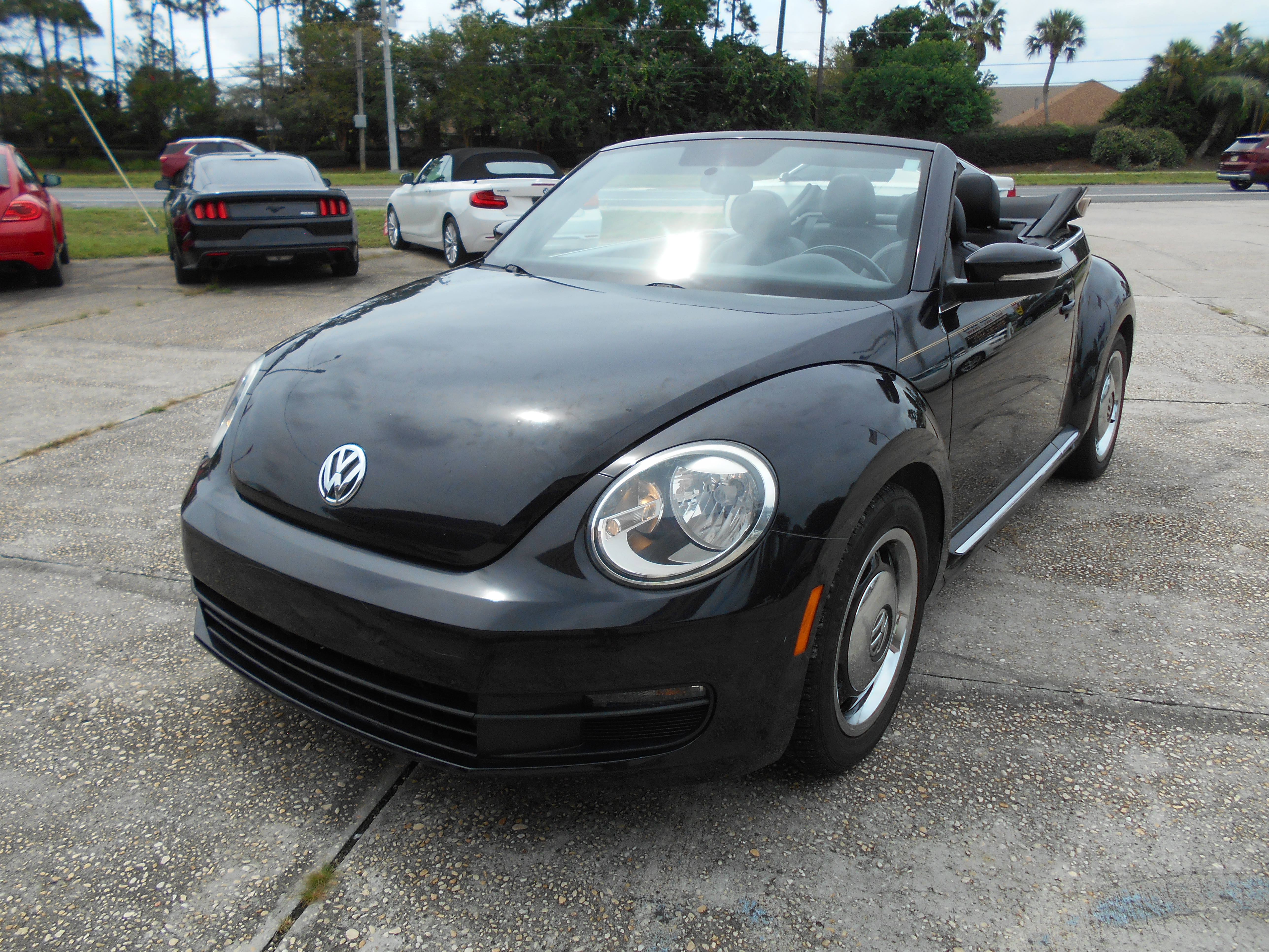 Used 2013 Volkswagen Beetle 2.5 Convertible FWD image 2