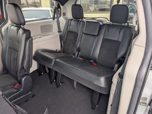Used 2019 Dodge Grand Caravan SXT image 8