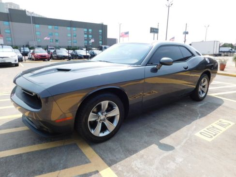 Used 2020 Dodge Challenger SXT RWD image 4