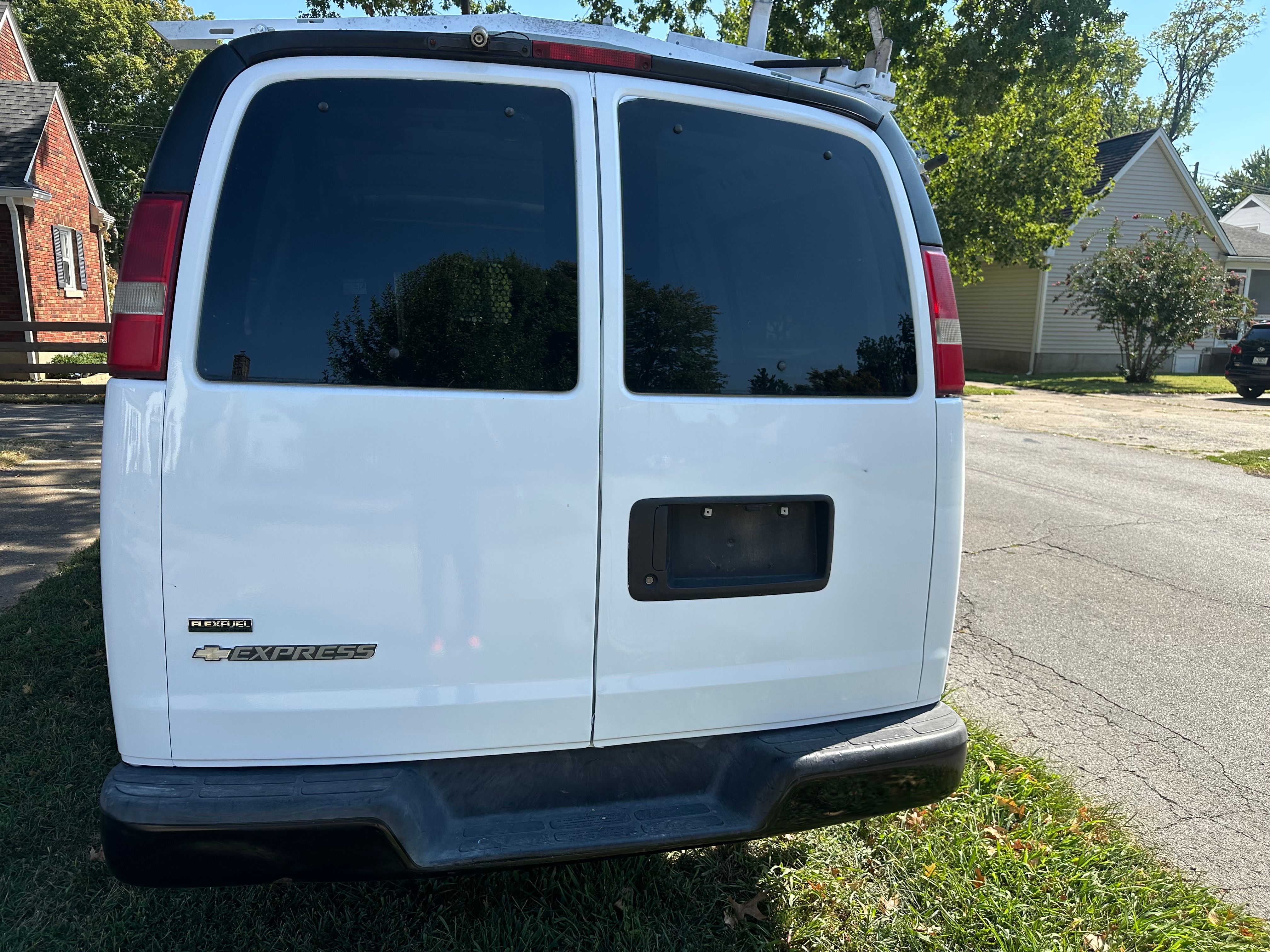 Used 2010 Chevrolet Express 2500 RWD image 2