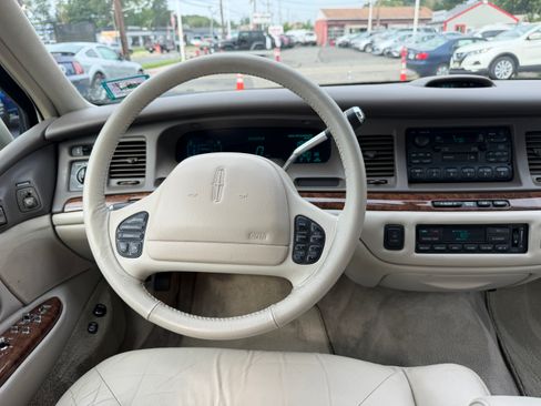 Used 1997 Lincoln Town Car Signature RWD image 17