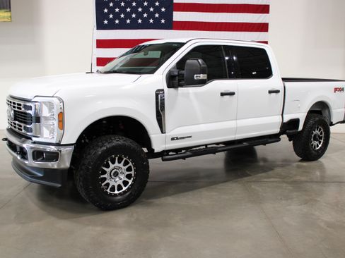 Used 2025 Ford F250 4x4 Crew Cab Super Duty image 1