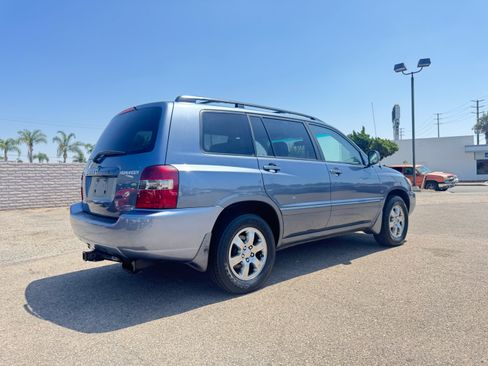 Used 2004 Toyota Highlander w/ 3rd Row FWD image 9