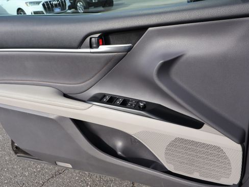 Used 2018 Toyota Camry XLE image 19