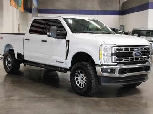 Used 2025 Ford F250 4x4 Crew Cab Super Duty image 2