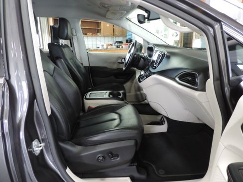 Used 2020 Chrysler Pacifica Touring-L Plus image 22