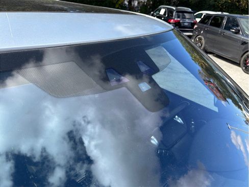 Used 2018 Land Rover Discovery SE image 12