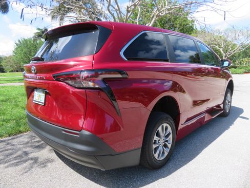 Used 2026 Toyota Sienna LE FWD image 12