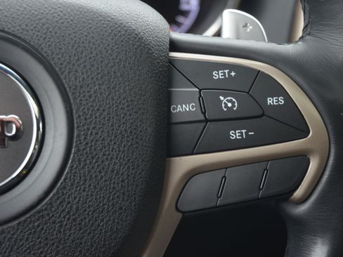 Used 2015 Jeep Grand Cherokee Limited image 16