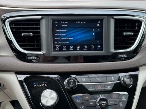 Used 2018 Chrysler Pacifica Touring-L image 26