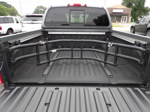 Used 2019 Nissan Frontier 2WD Crew Cab SV image 19