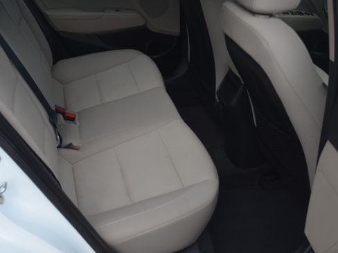 Used 2017 Hyundai Elantra SE image 12