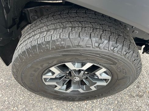 Used 2017 Toyota Tacoma TRD Off-Road image 19