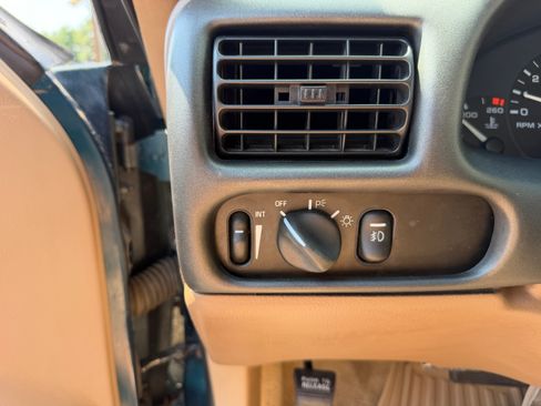 Used 1995 Oldsmobile Cutlass Supreme Convertible FWD image 8