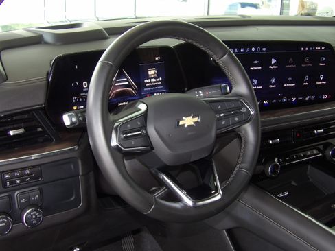 Used 2025 Chevrolet Suburban 2WD Premier image 16