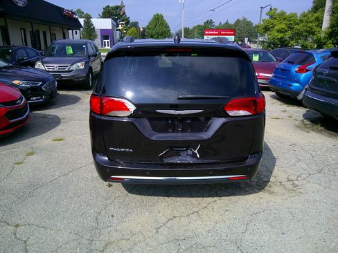 Used 2017 Chrysler Pacifica Touring-L Plus FWD image 5