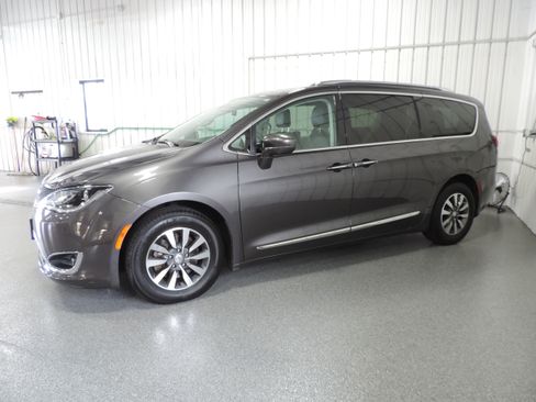 Used 2020 Chrysler Pacifica Touring-L Plus image 4