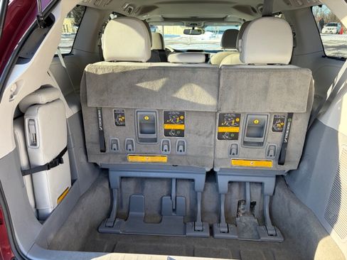 Used 2013 Toyota Sienna XLE image 15