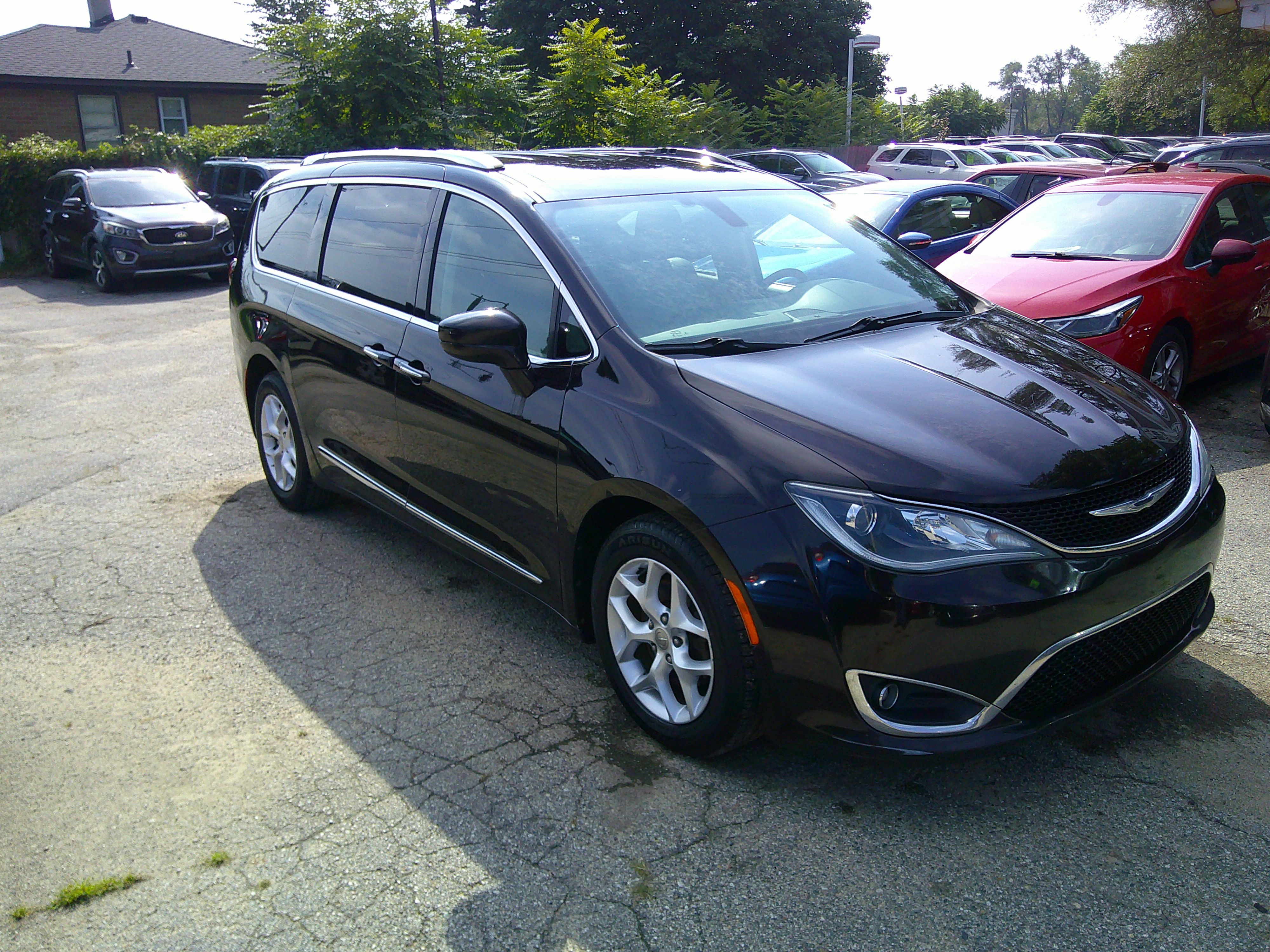 Used 2017 Chrysler Pacifica Touring-L Plus FWD image 3