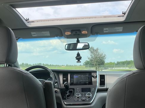 Used 2017 Toyota Sienna XLE Minivan FWD image 18