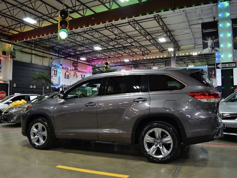 Used 2017 Toyota Highlander Limited image 4