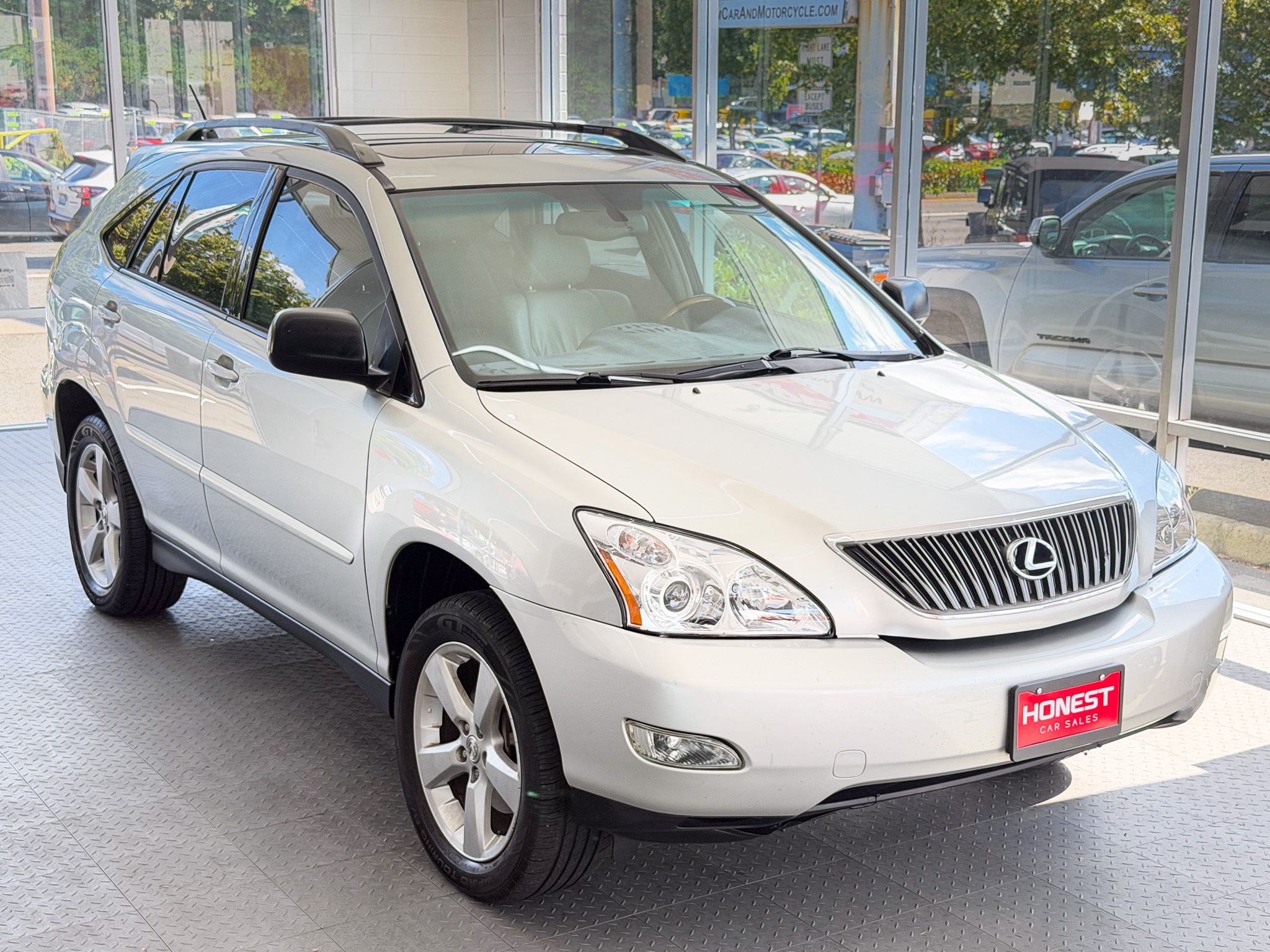 Used 2004 Lexus RX 330 UNAVAIL FWD image 1
