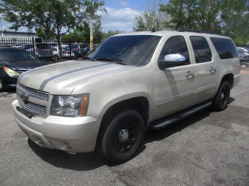 Used 2009 Chevrolet Suburban LTZ image 2