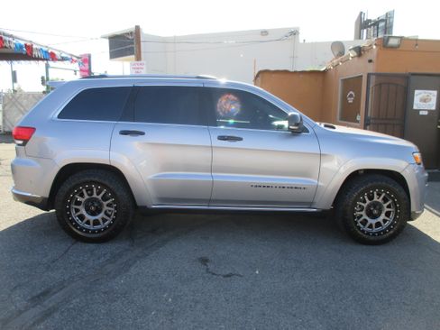 Used 2018 Jeep Grand Cherokee 4WD Summit image 2