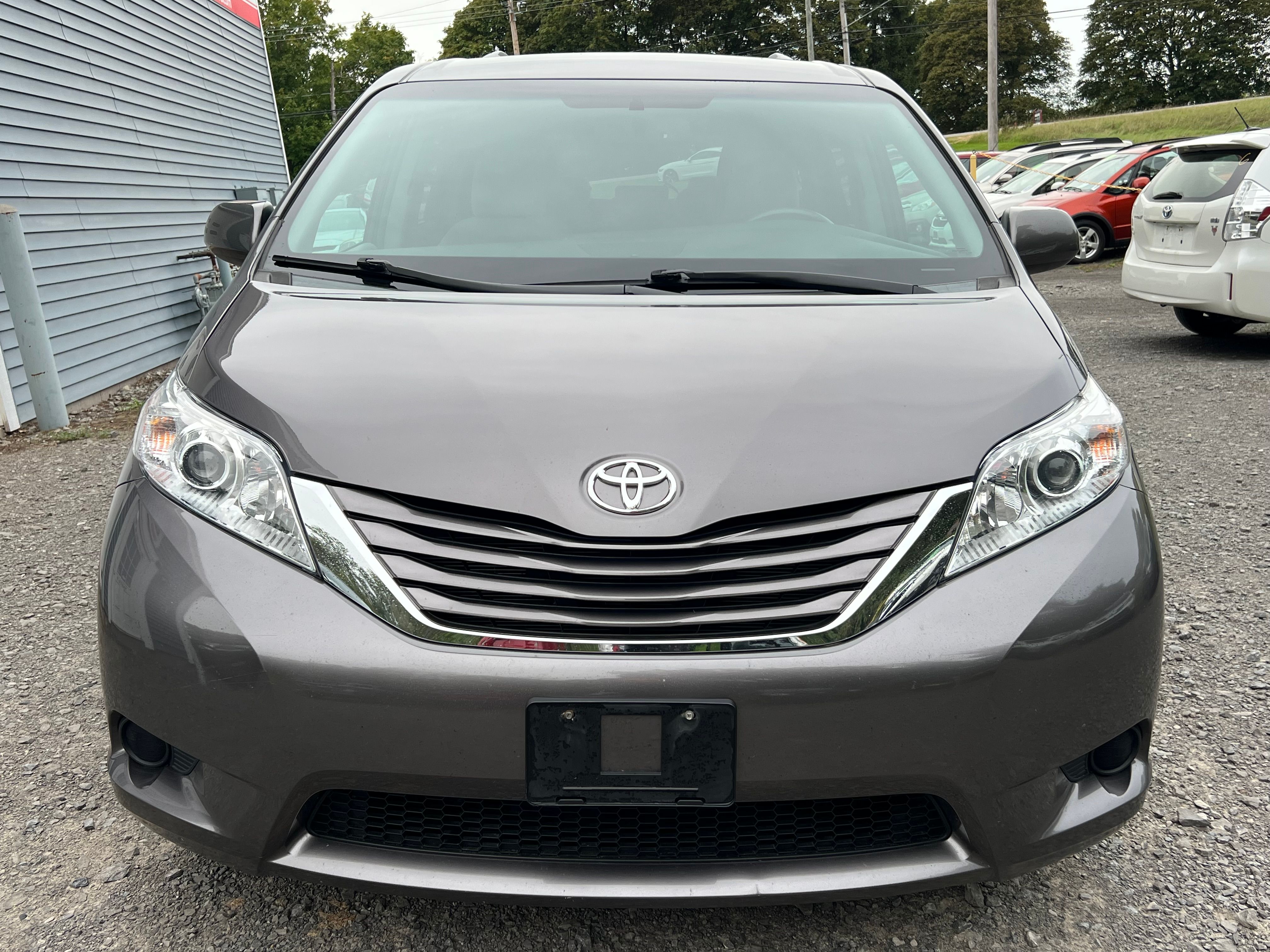 Used 2015 Toyota Sienna LE FWD image 2