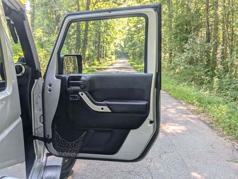 Used 2012 Jeep Wrangler Sahara image 11