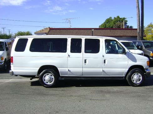 Used 2007 Ford E-350 and Econoline 350 XLT image 2